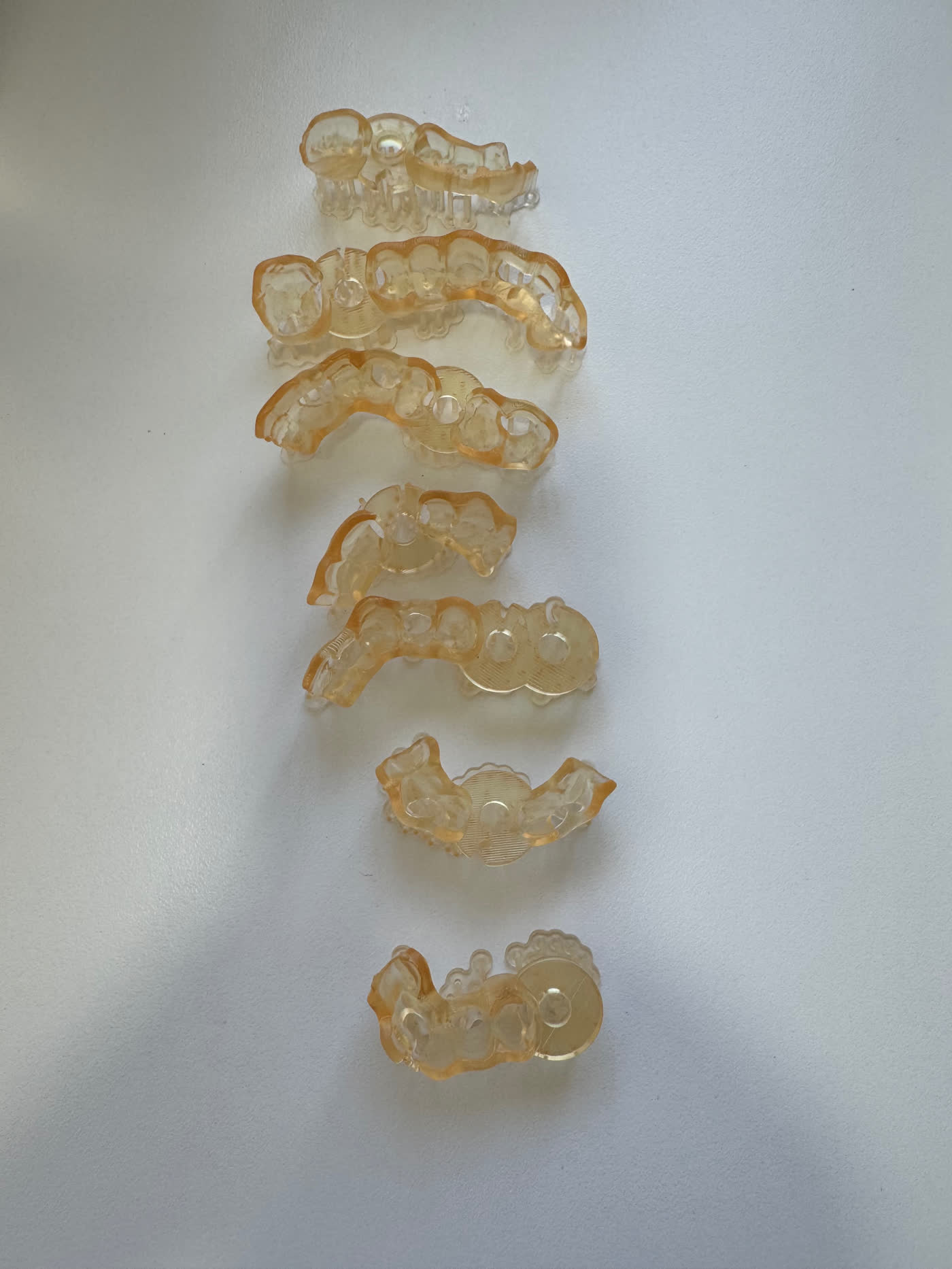 Guides chirurgicaux imprimés en résine, produits en interne